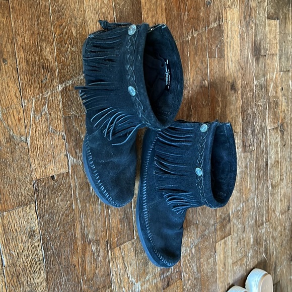 Minnetonka moccasins - Picture 2 of 4